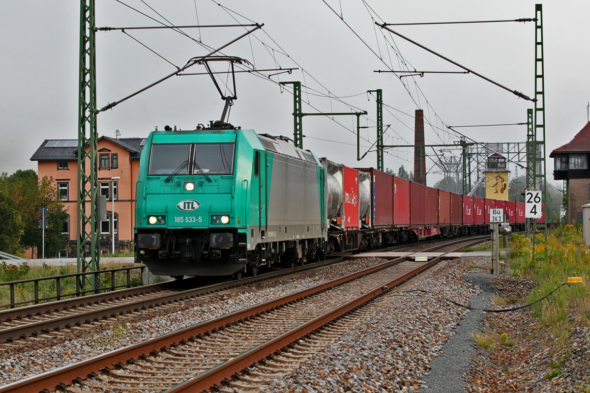 185 633-5 donnert mit einem KLV Zug in Königstein durchs Elbtal.Bild vom 8.9.2015