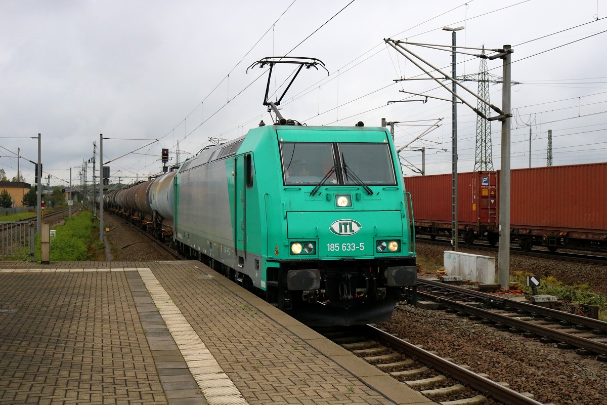 185 633-5 der ITL logistics GmbH als Kesselzug durchfährt den Bahnhof Bitterfeld auf Gleis 2. [24.9.2017 | 16:03 Uhr]