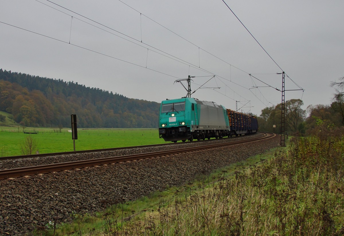 185 634-3 ist am 28.10.14 mit einen Holzzug Richtung Fulda bei Hermannspiegel unterwegs.
