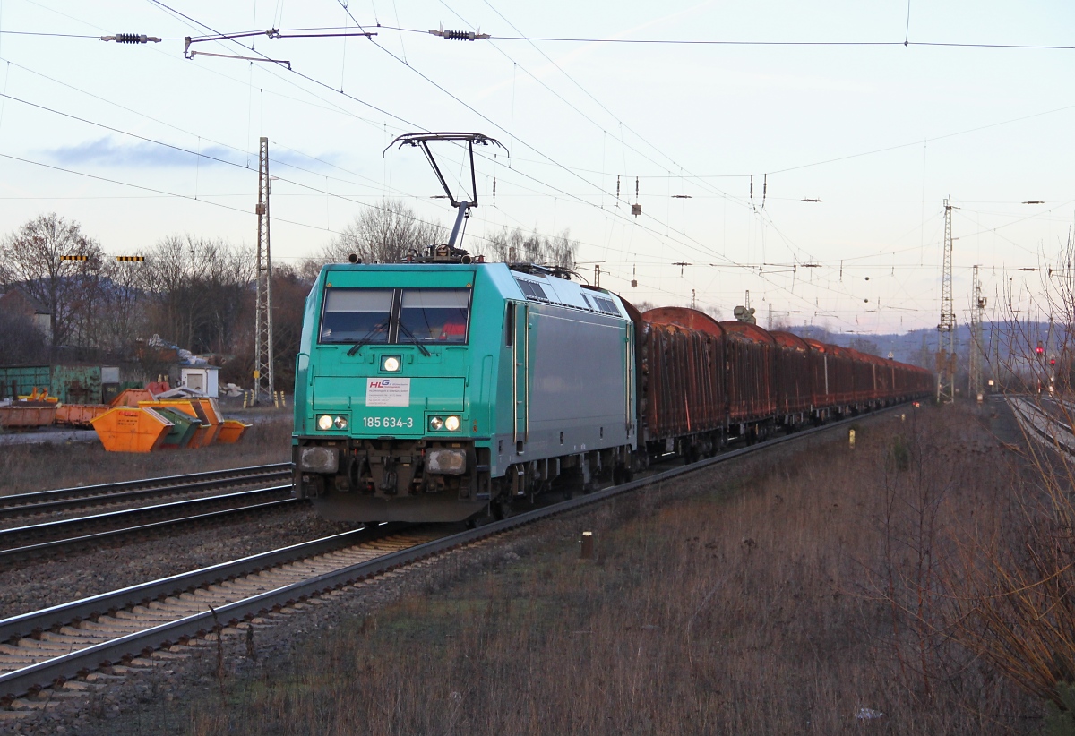 185 634-3 für HLG mit beladenem Holzzug in Richtung Bebra. Am Zugschluss lief noch eine MAK G1700 der Northrail mit. Aufgenommen am 12.01.2014 in Eichenberg.