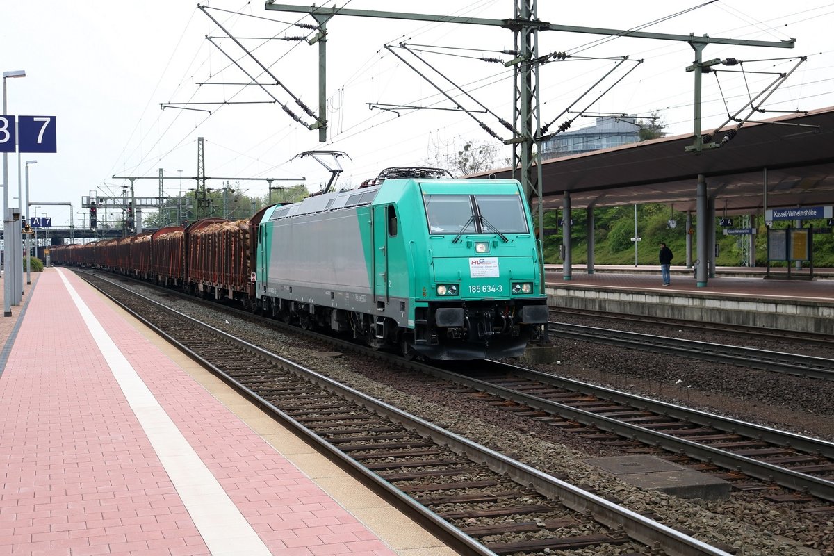 185 634-3 der Holzlogistik und Güterbahn GmbH (HLG) mit einem Holzzug durchfährt den Bahnhof Kassel-Wilhelmshöhe. [1.5.2017 - 13:57 Uhr]
