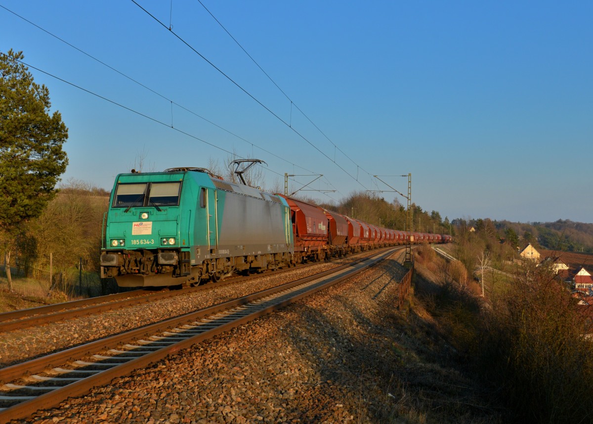 185 634 mit einem Güterzug am 09.03.2016 bei Laaber.