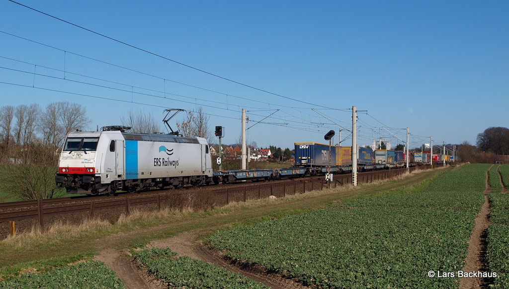 185 635-0 ERSR folgt im Blockabstand zum TX-Zug mit dem DGS 95405 Lübeck-Skandinavienkai - Duisburg-Hohenbudberg. Aufgenommen bei Reinfeld.