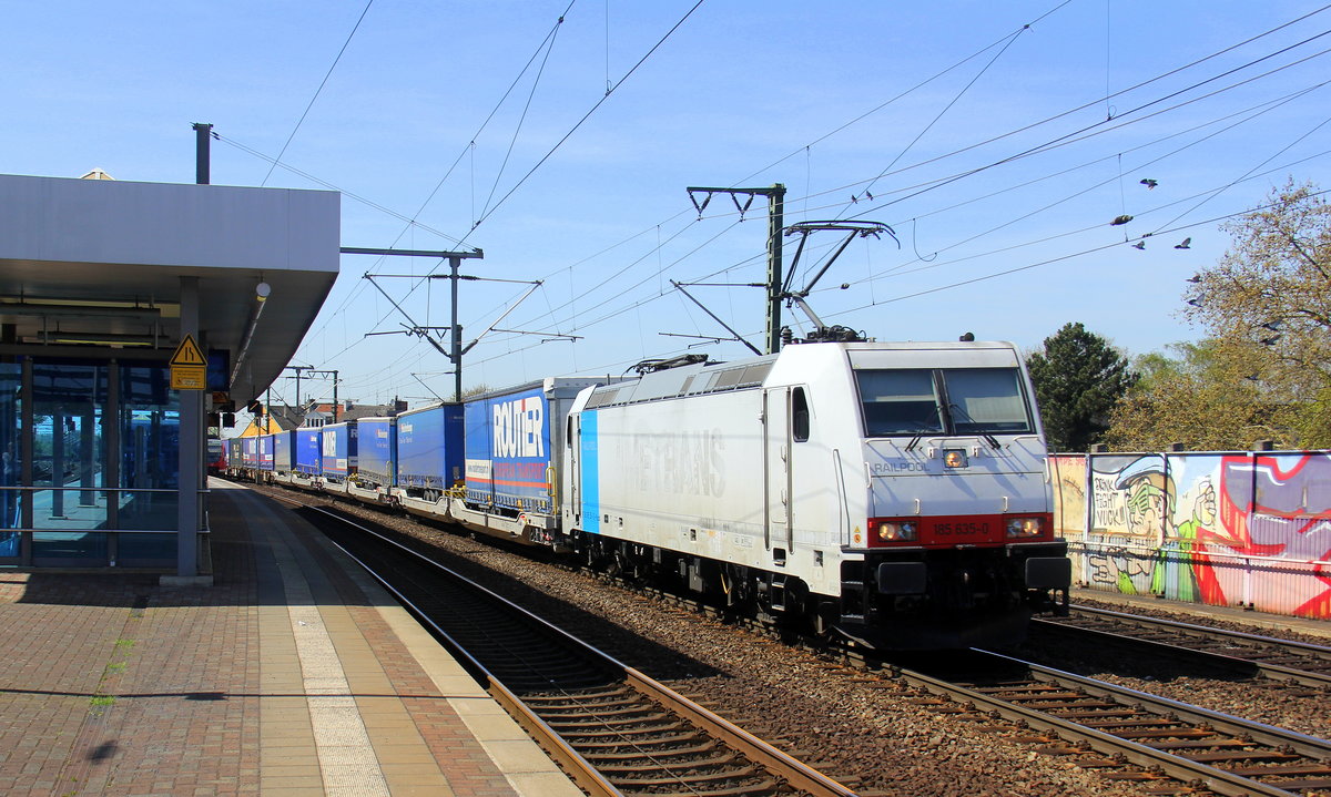 185 635-0  fährt für Crossrail kommt mit einem LKW-Zug aus Kaldenkirchen-Gbf(D) nach Oradea(RO) und kommt aus Richtung  Kaldenkirchen,Viersen,Mönchengladbach,Rheydt,Jüchen,Grevenbroich und fährt durch Köln-Ehrenfeld und fährt dann weiter in Richtung Köln-West,Köln-Süd. Aufgenommen vom Bahnsteig 3 in Köln-Ehrenfeld.
Aufgenommen vom Bahnsteig 3 in Köln-Ehrenfeld. 
Bei Sommerwetter am 18 April 2018. 
Aufgenommen am 18.4.2018.