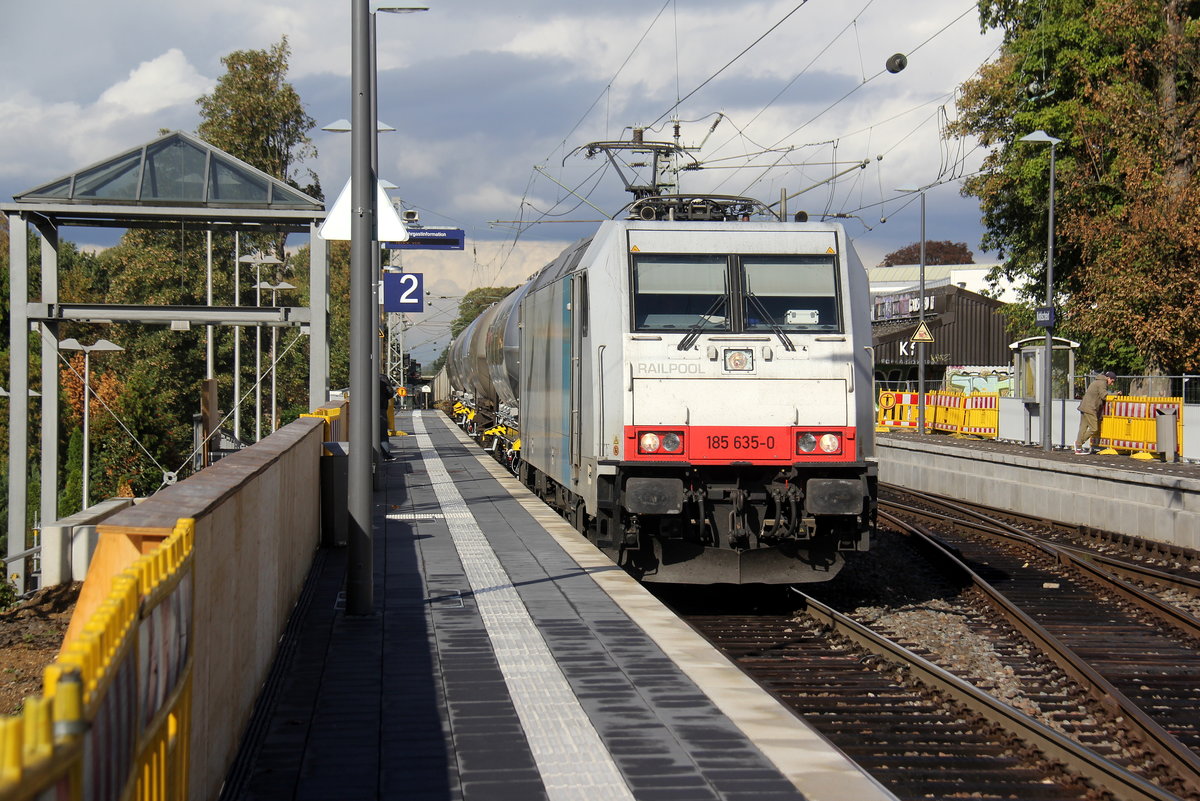 185 635-0 fährt für Crossrail kommt mit einem langen Silozug durch Kohlscheid aus Buna-Werke(D) nach Herentals(B) und fährt die Kohlscheider-Rampe hoch nach Aachen-West. Aufgenommen vom Bahnsteig 2 in Kohlscheid. 
Bei Sonne und Regenwolken am Nachmittag vom 24.9.2018.