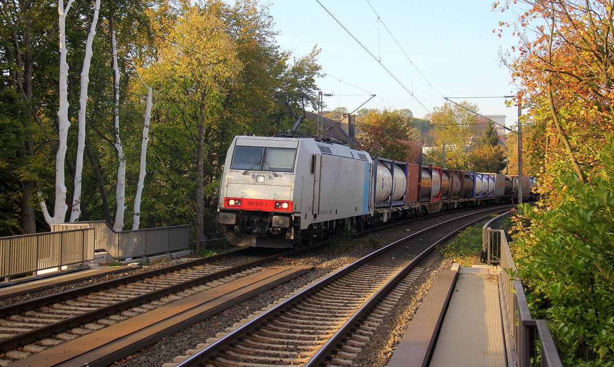 185 635-0 fährt für Crossrail kommt aus Richtung Aachen-West mit einem langen Containerzug aus  Antwerpen-D.S.-Combinant(B) nach Gallarate(I) und fährt durch Aachen-Schanz in Richtung Aachen-Hbf,Aachen-Rothe-Erde,Stolberg-Hbf(Rheinland)Eschweiler-Hbf,Langerwehe,Düren,Merzenich,Buir,Horrem,Kerpen-Köln-Ehrenfeld,Köln-West,Köln-Süd. Aufgenommen vom Bahnsteig von Aachen-Schanz. 
Bei schönem Herbstwetter am Nachmittag vom 20.10.2018.