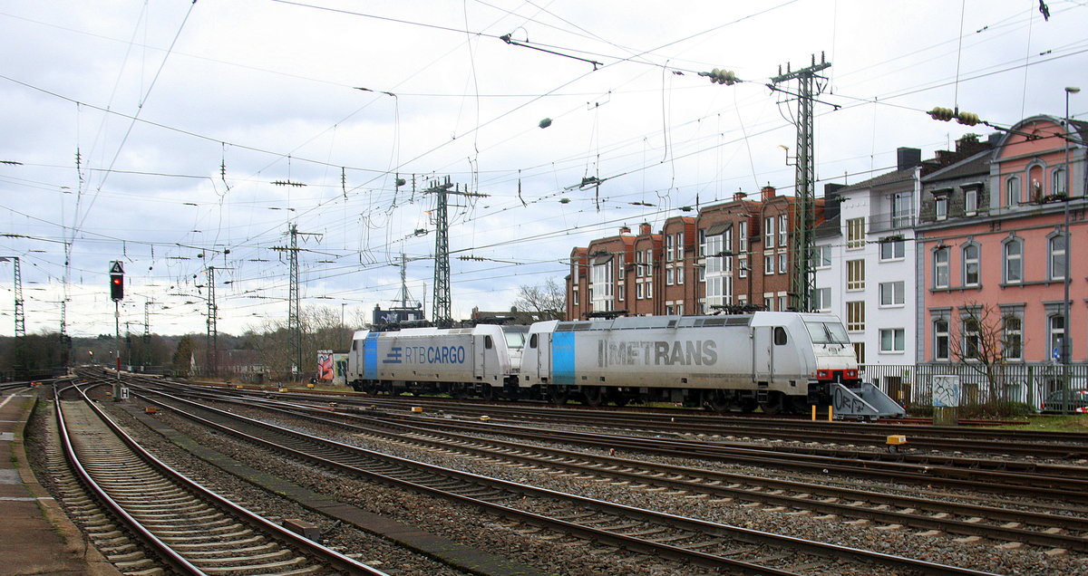 185 635-0 von Railpool und 186 428-9  von Rurtalbahn stehen im Aachener-HBF abgestellt. Aufgenommen vom Bahnsteig 2 vom Aachen-Hbf.
Bei Wolken am Nachmittag vom 31.12.2017. 