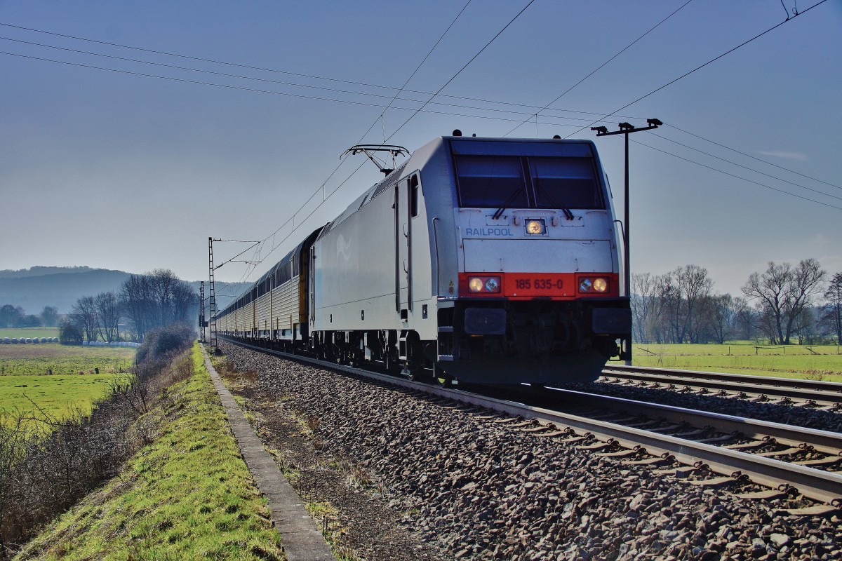 185 635-0 von Railpool abgelichtet mit einen Altmann-Autozug der in Richtung Norden unterwegs ist gesehen bei Hünfeld am 09.03.16.