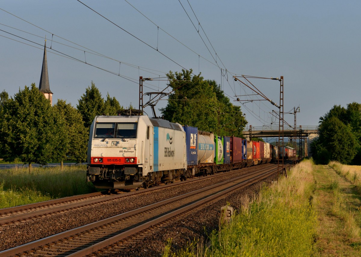 185 635 mit einem Containerzug am 06.07.2013 bei Thngersheim.