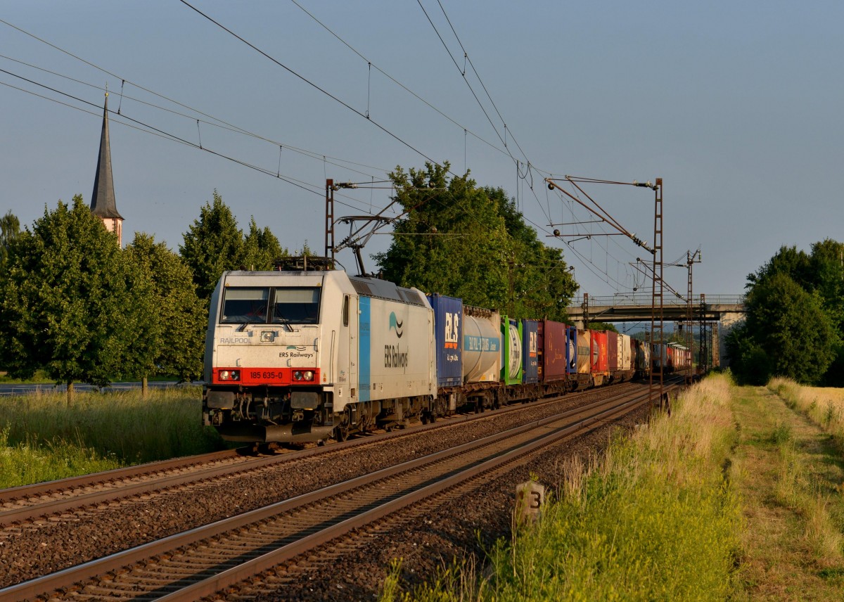 185 635 mit einem Containerzug am 06.07.2013 bei Thngersheim.