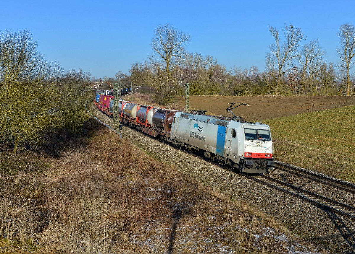 185 635 mit einem KLV am 03.03.2015 bei Langenisarhofen. 