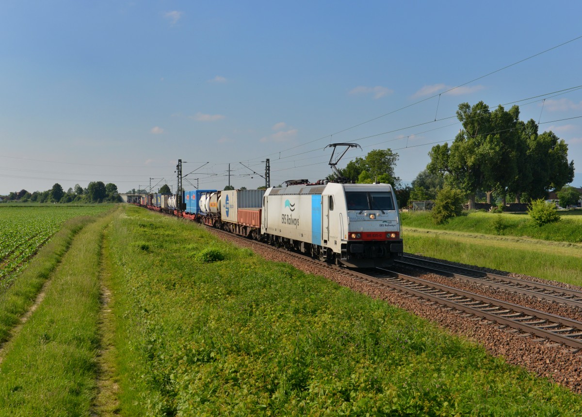 185 635 mit einem KLV am 28.05.2015 bei Plattling. 