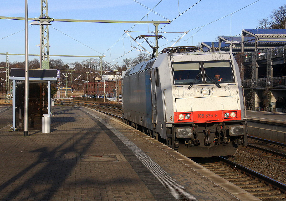 185 636-8 von Railpool  kommt als Lokzug aus Krefeld(D) nach Aachen-West(D) nd kommt aus Richtung Mönchengladbach-Hbf,Rheydt-Hbf,Wickrath,Beckrath,Herrath,Erkelenz,Baal,Hückelhoven-Baal,Brachelen,Lindern,Süggerrath,Geilenkirchen,Frelenberg,Zweibrüggen,Übach-Palenberg,Rimburg,Finkenrath,Hofstadt und fährt durch Herzogenrath in Richtung Kohlscheid,Richterich,Laurensberg,Aachen-West. 
Aufgenommen vom Bahnsteig 2 in Herzogenrath. 
Bei Schöem Sonnenschein am Mittag vom 15.12.2016.