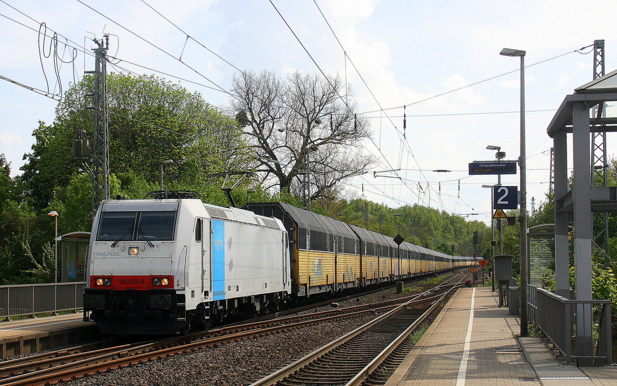 185 636-8 von Railpool kommt durch Kohlscheid aus Richtung Aachen-West,Laurensberg,Richterich mit einem ARS-Autologistikzug aus Zeebrugge(B) nach Bremen(D) und fährt in Richtung Herzogenrath,Hofstadt,Finkenrath,Rimburg,Übach-Palenberg,Zweibrüggen,Frelenberg,Geilenkirchen,Süggerrath,Lindern,Brachelen,Hückelhoven-Baal,Baal,Erkelenz,Herrath,Beckrath,Wickrath. Aufgenommen von Bahnsteig 2 in Kohlscheid.
Bei Sonne und Wolken am Nachmittag vom 11.5.2016.