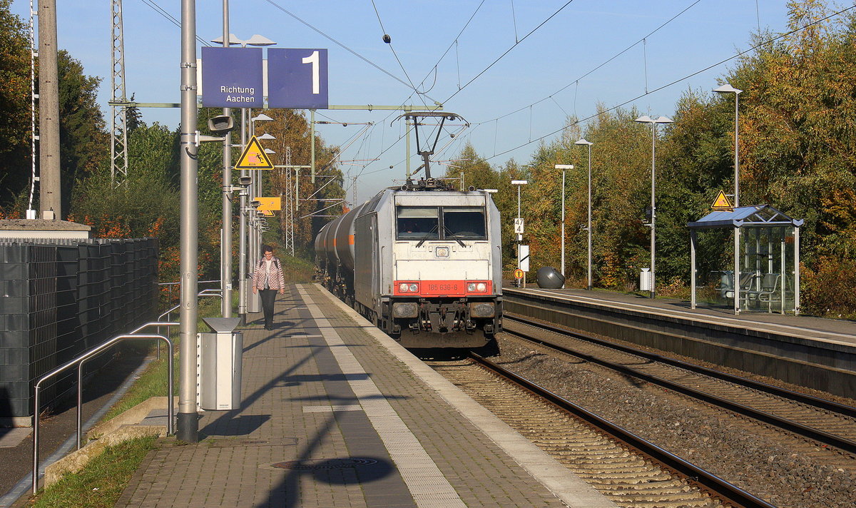 185 636-8  von Railpool kommt mit einem Gaszug aus Marl(D) nach Geleen-Lutterade(NL) und kommt Richtung Mönchengladbach-Hbf,Rheydt-Hbf,Wickrath,Beckrath,Herrath und fährt durch Erkelenz in Richtung Baal,Hückelhoven-Baal,Brachelen,Lindern,Süggerrath,Geilenkirchen,Frelenberg,Zweibrüggen,Übach-Palenberg,Rimburg,Finkenrath,Hofstadt,Herzogenrath.
Aufgenommen vom Bahnsteig 1 in Erkelenz. 
Bei schönem Herbstwetter am Nachmittag vom 31.10.2016.