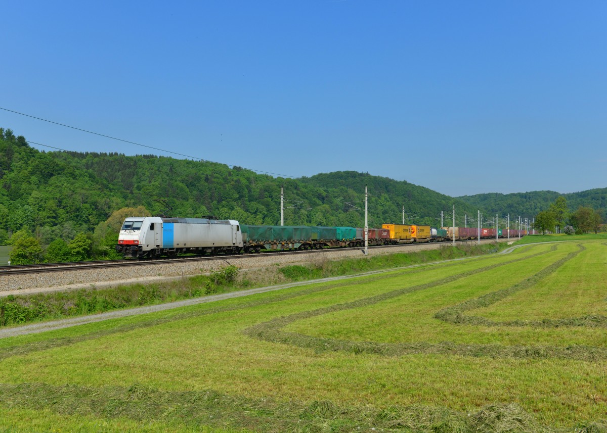 185 636 mit einem KLV am 09.05.2013 bei Wernstein am Inn.