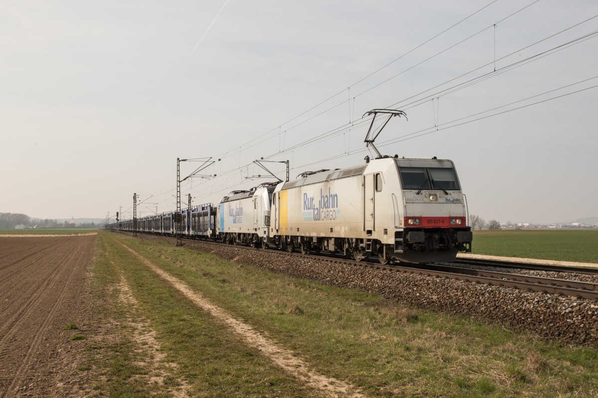 185 637 und 193 810 der Rurtalbahn mit einem leeren Autozug am 9. April 2015 bei Mintraching.