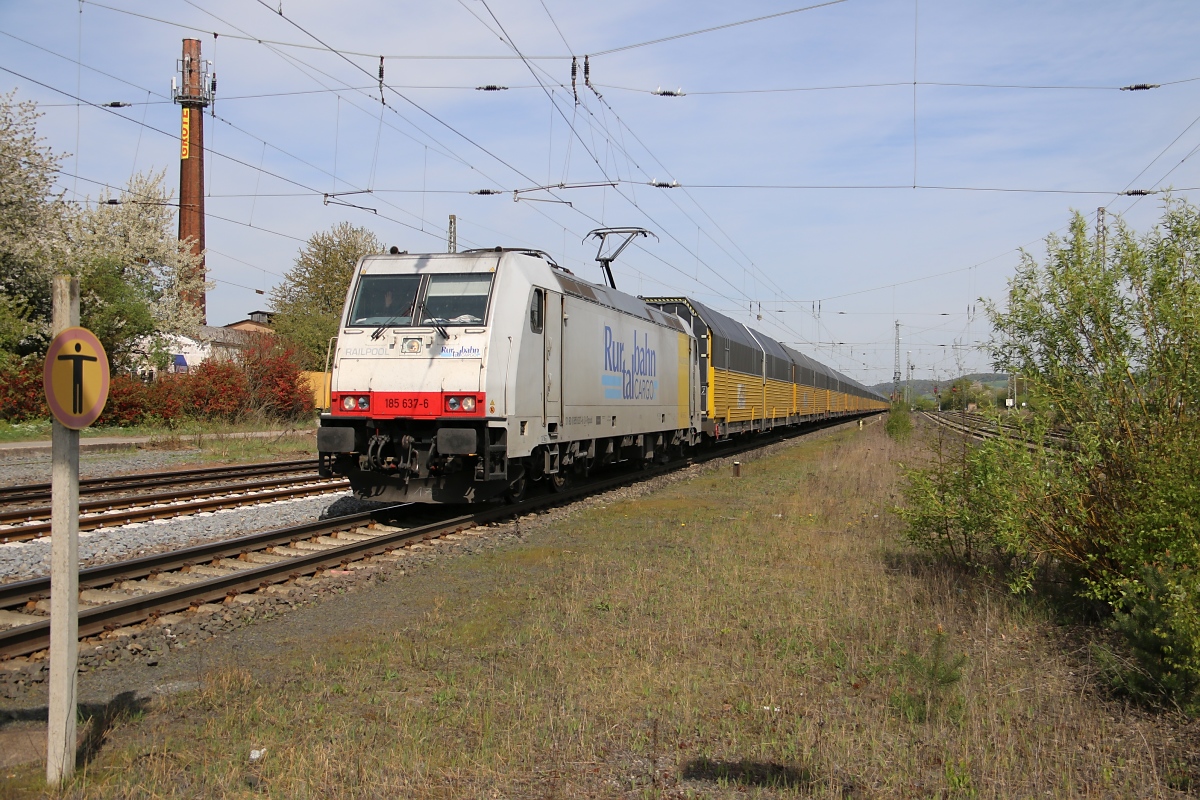 185 637-6 mit einem Ganzzug neuer, geschlossener ARS-Autotransportwagen in Richtung Süden. Aufgenommen am 17.04.2014 in Eichenberg.