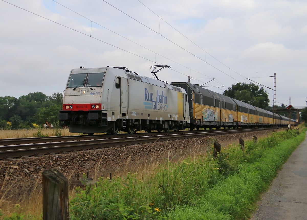 185 637-6 mit geschlossenen ARS-Autotransportwagen in Fahrtrichtung Nienburg(Weser). Aufgenommen am 23.07.2015 in Eystrup.