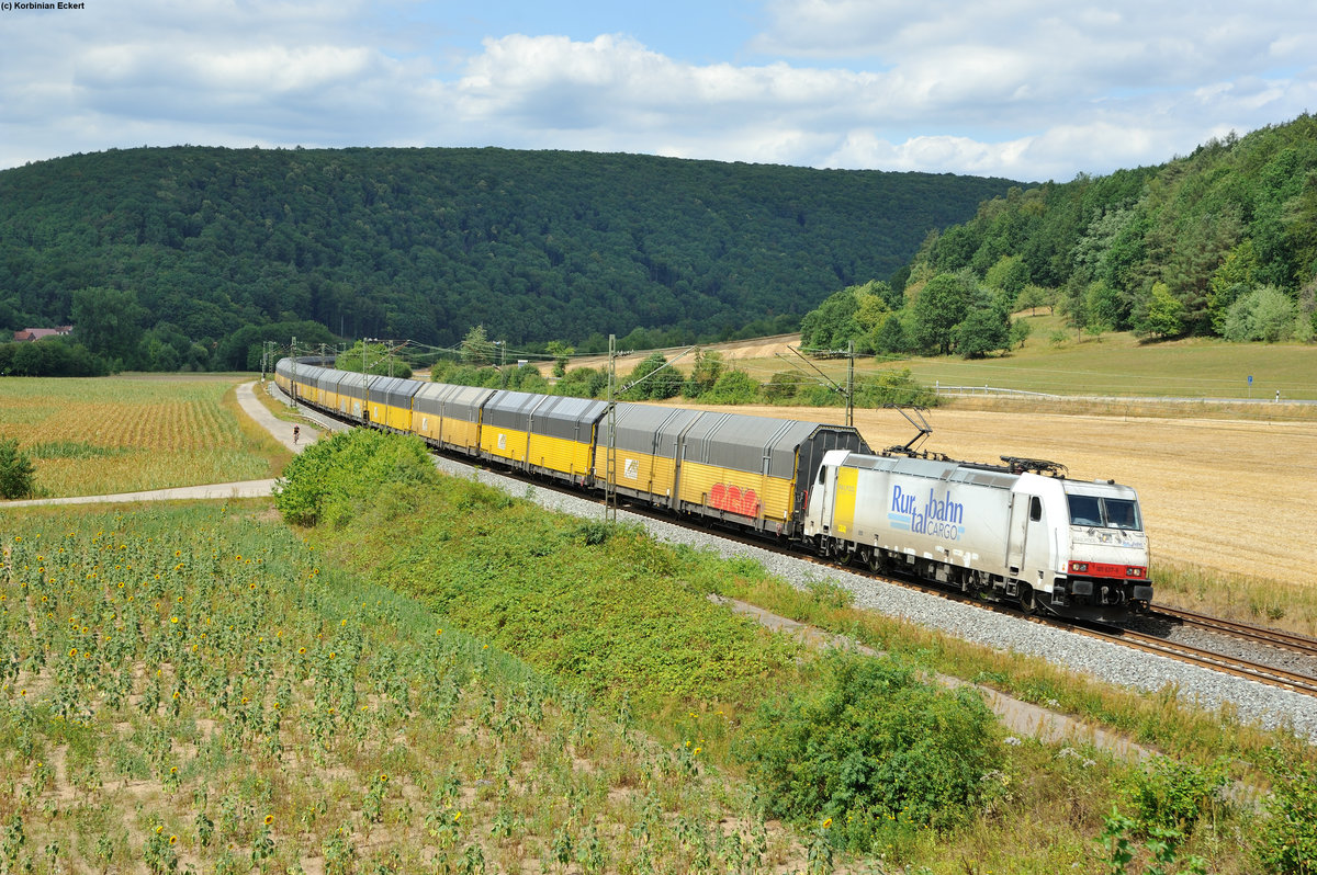 185 637-6 der Rurtalbahn mit einem Autoganzzug bei Harrbach Richtung Würzburg, 23.07.2015