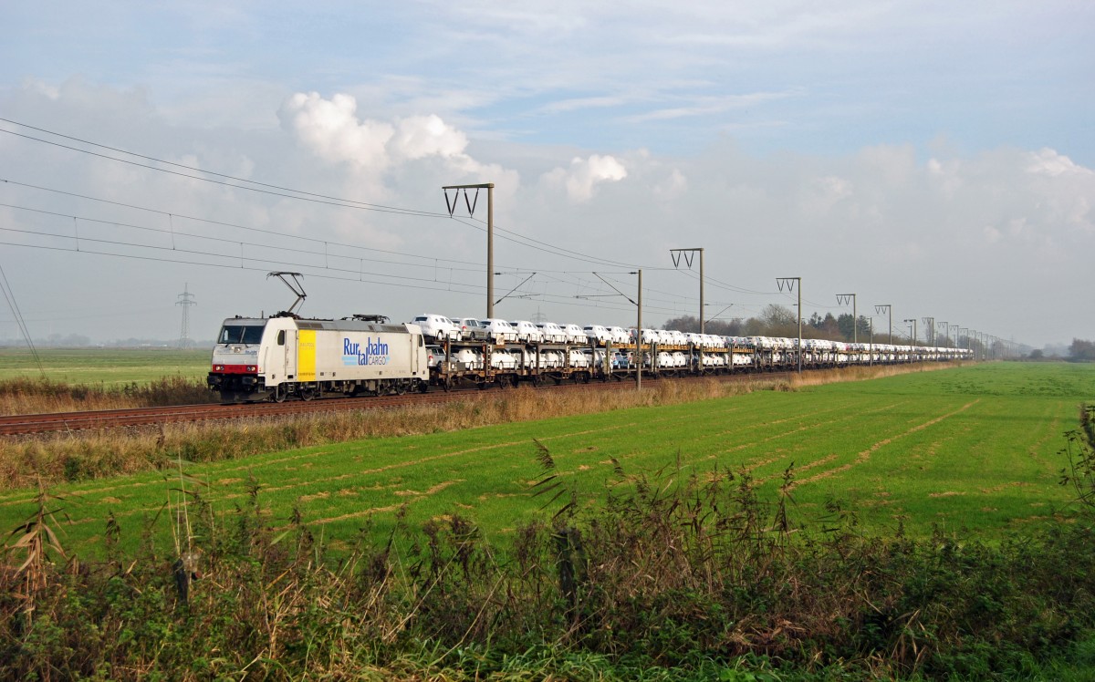 185 637 fuhr am 05.11.2014 mit einem Autozug von Bremen nach Emden, hier bei Petkum.