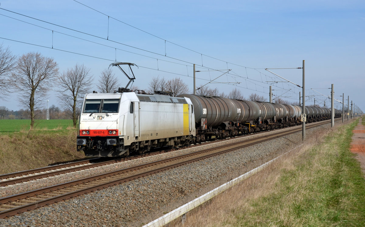 185 637, welche im Dienste der CTL steht, führte am 25.03.17 einen Kesselwagenzug durch Braschwitz Richtung Halle(S).