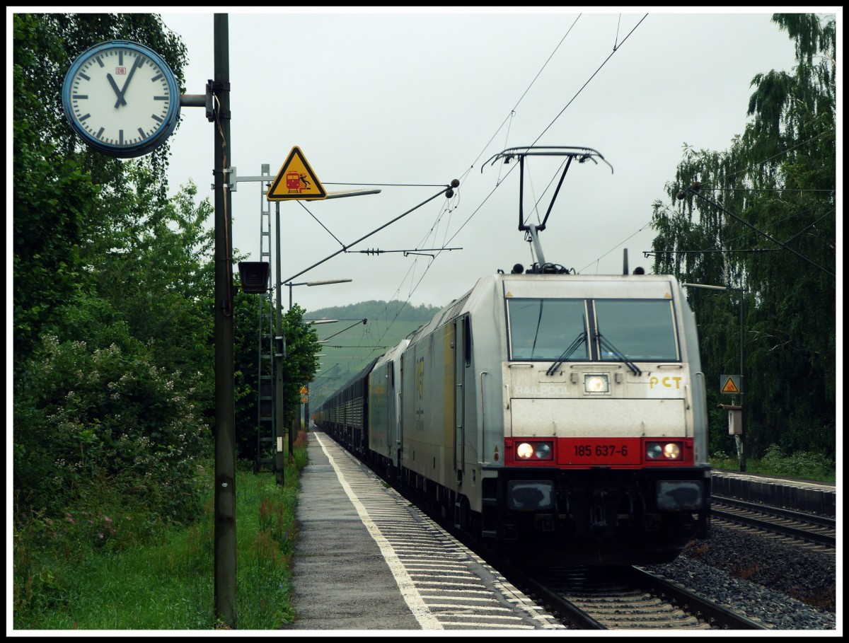 185 637 zieht eine weitere 185 von PCT sowie einen ARS am 28.6.13 durch das Maintal Richtung Würzburg . Festgehalten in Himmelstadt. 