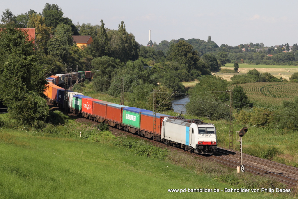 185 638-4 (boxXpress) mit einem Containerzug in Elze, 23. Juli 2014