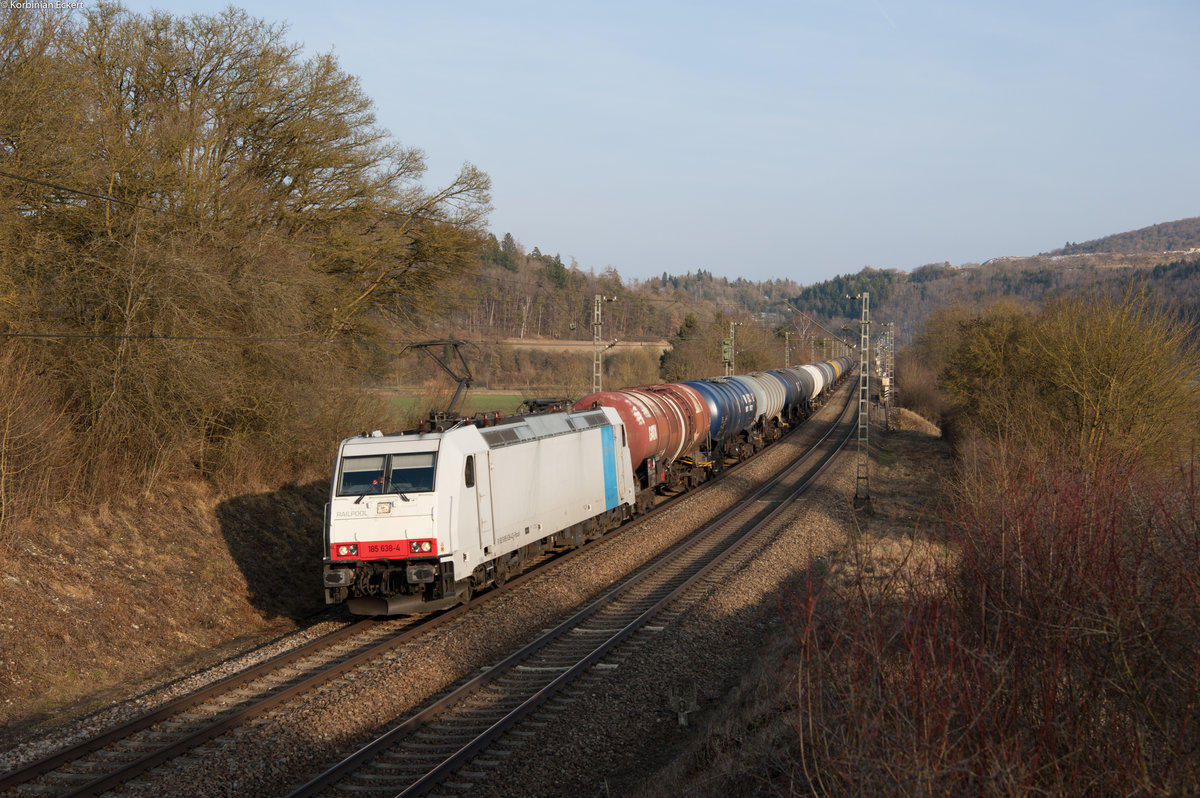 185 638-4 von Railpool mit einem Kesselwagenzug kurz vor Treuchtlingen, 24.03.2018