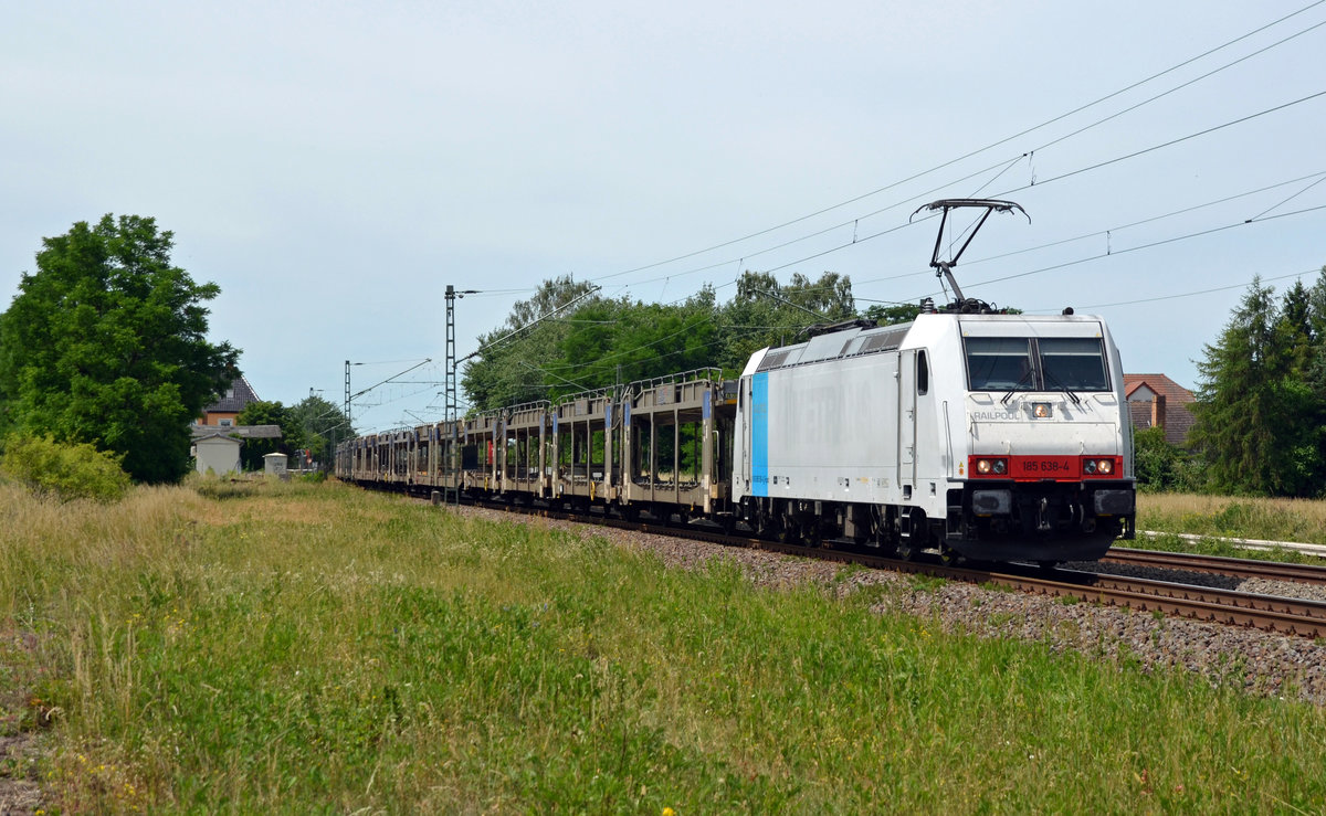 185 638, an der noch die Anschrift des Vormieters Metrans zu erkennen ist, führte für ihren aktuellen Mieter RTB Cargo am 21.06.17 einen leeren Autozug durch Jütrichau Richtung Roßlau.