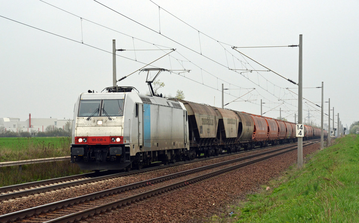 185 638, welche sich im Einsatz für die Rurtalbahn befindet, beförderte am 04.04.17 einen Silozug durch Rodleben Richtung Magdeburg.