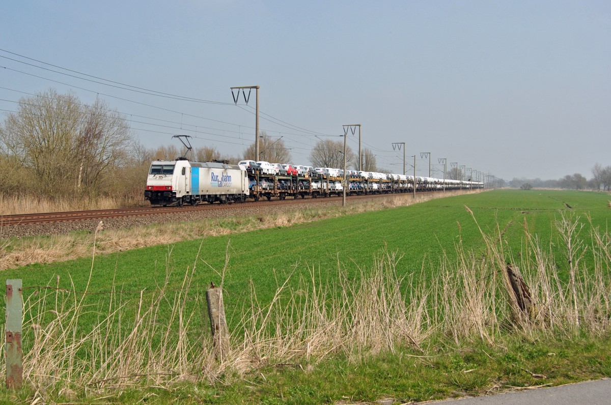 185 639-2 fuhr am 10.04.2015 mit einem Autozug nach Emden, hier bei Gandersum.
