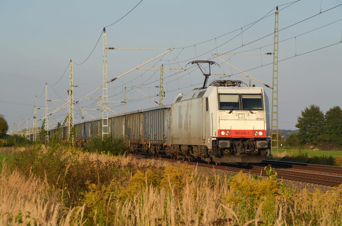 185 639 der akiem führte am 08.10.21 einen Ganzzug Hochbordwagen durch Gräfenhainichen Richtung Bitterfeld.