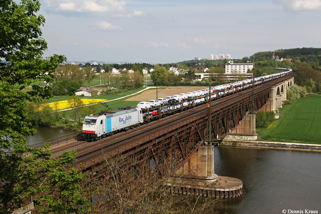 185 639 mit einem Autozug am 24.04.2014 auf der Donaubrücke in Regensburg Prüfening.