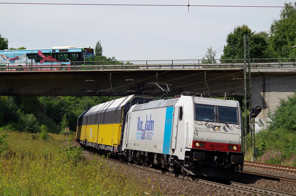 185 639 Railpool / Rurtalbahn Cargo mit ARS Altmann Autotransportwagenzug am 15.08.2013 in Gtzenhof gen Bebra. 