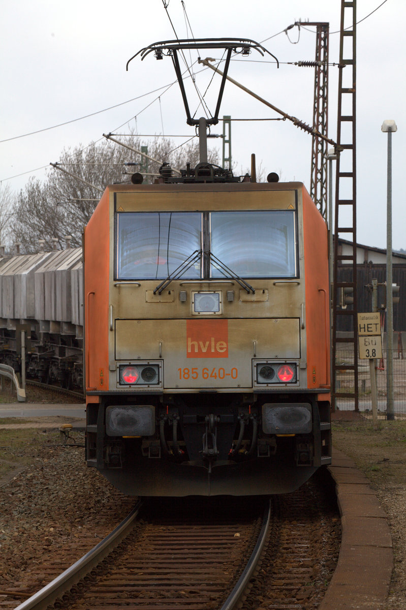 185 640-0 schiebt einen Kalkganzzug nach, oder besser bremst selbigen ?
Blankenburg, Nähe Michaelsteiner Str. 01.04.2018 11:11 Uhr.