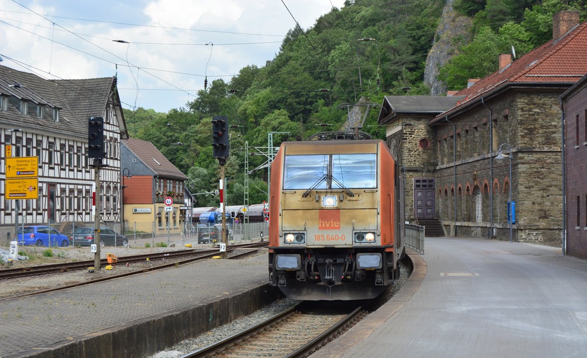 185 640 fährt mit einem Kalkzug in Rübeland ein. Am Zugende sciebt 185 641.

Rübeland 08.08.2018