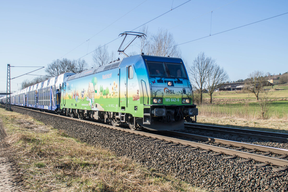 185 642-6 ist am 23.03.2022 mit einem Autozug bei Kerzell zu sehen.