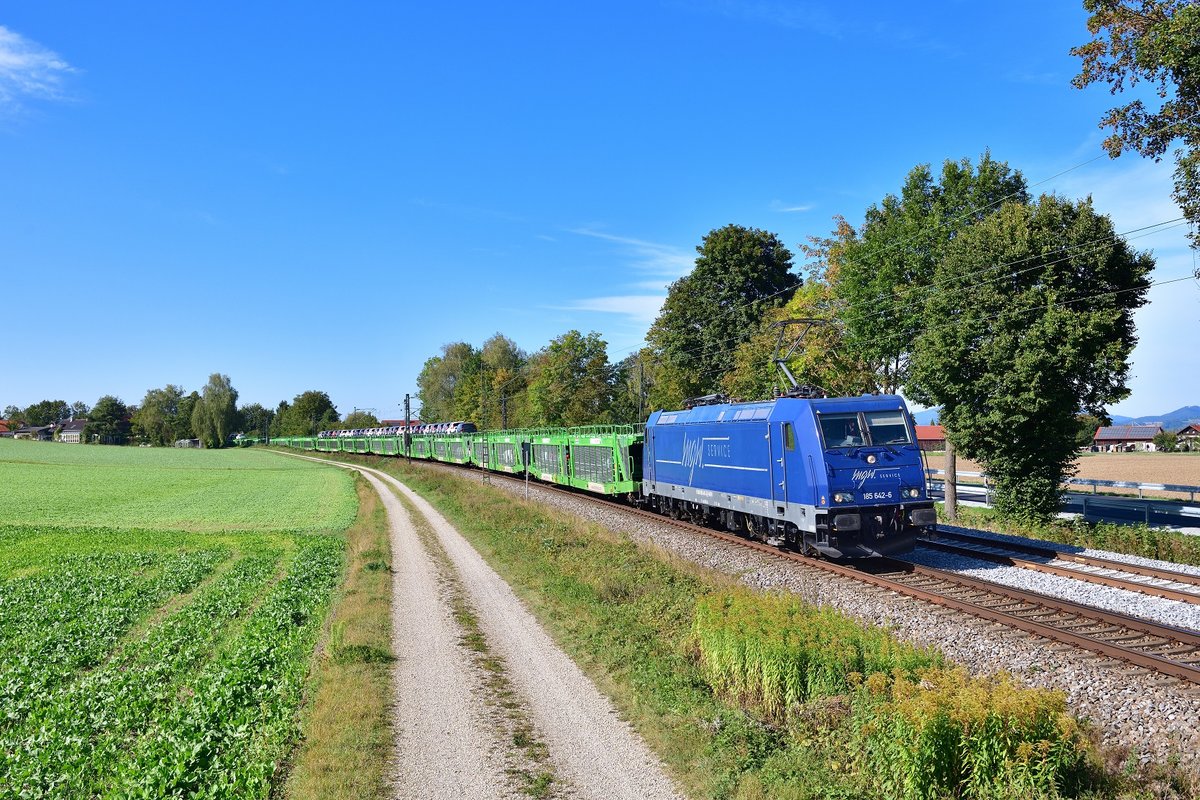 185 642 mit einem Autozug am 19.09.2020 bei Langenisarhofen.