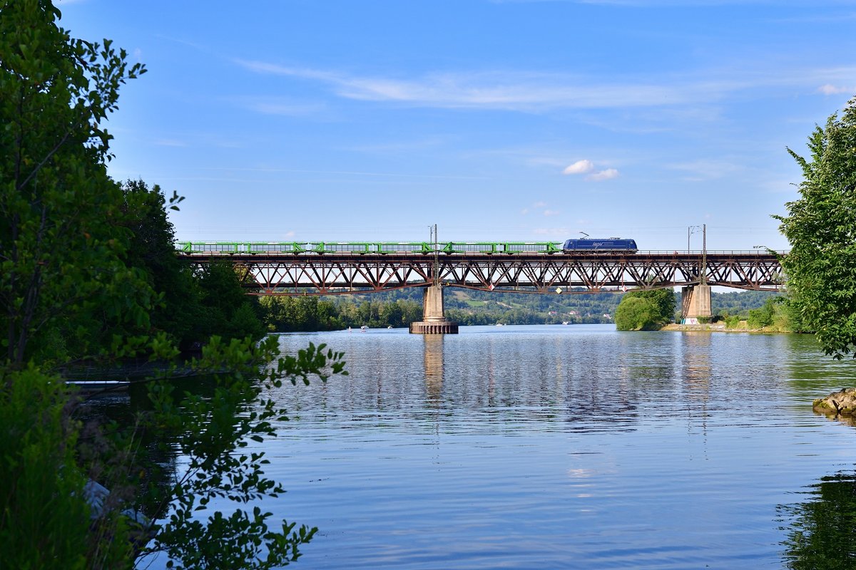 185 642 mit einem leeren Autozug am 23.07.2020 bei Mariaort.