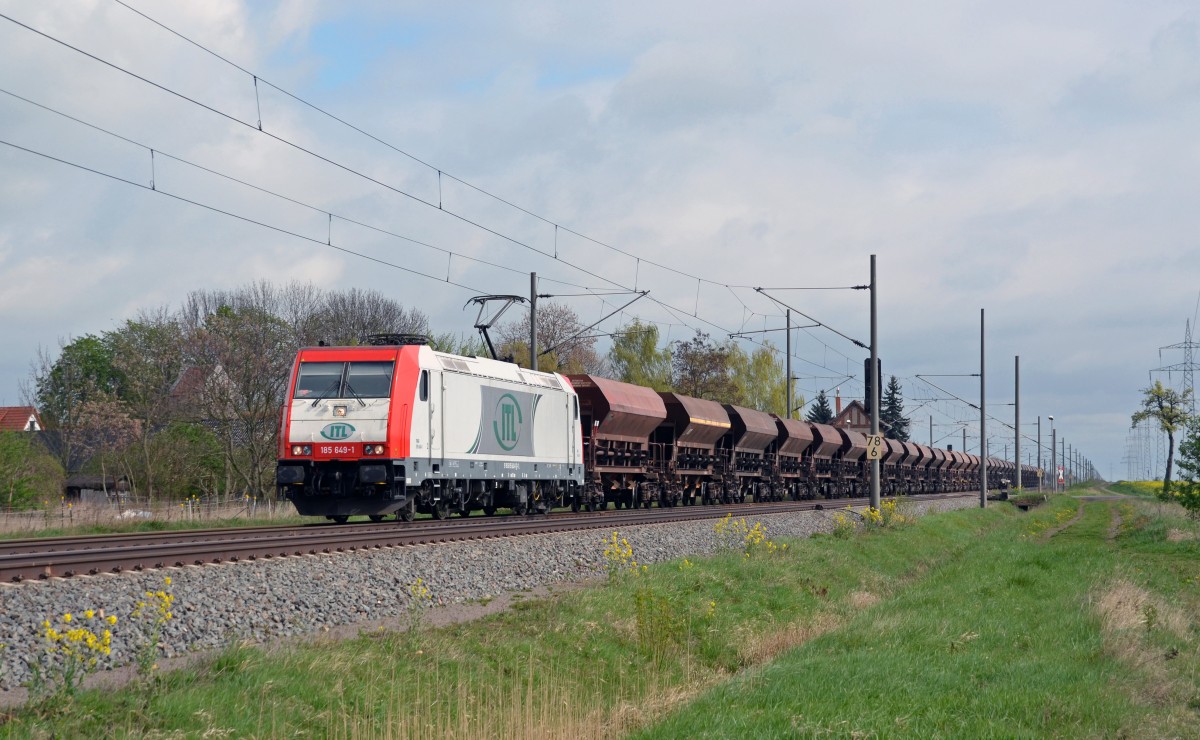 185 649 führte am 10.04.14 einen Schüttgutwagenzug durch Braschwitz Richtung Halle(S). 