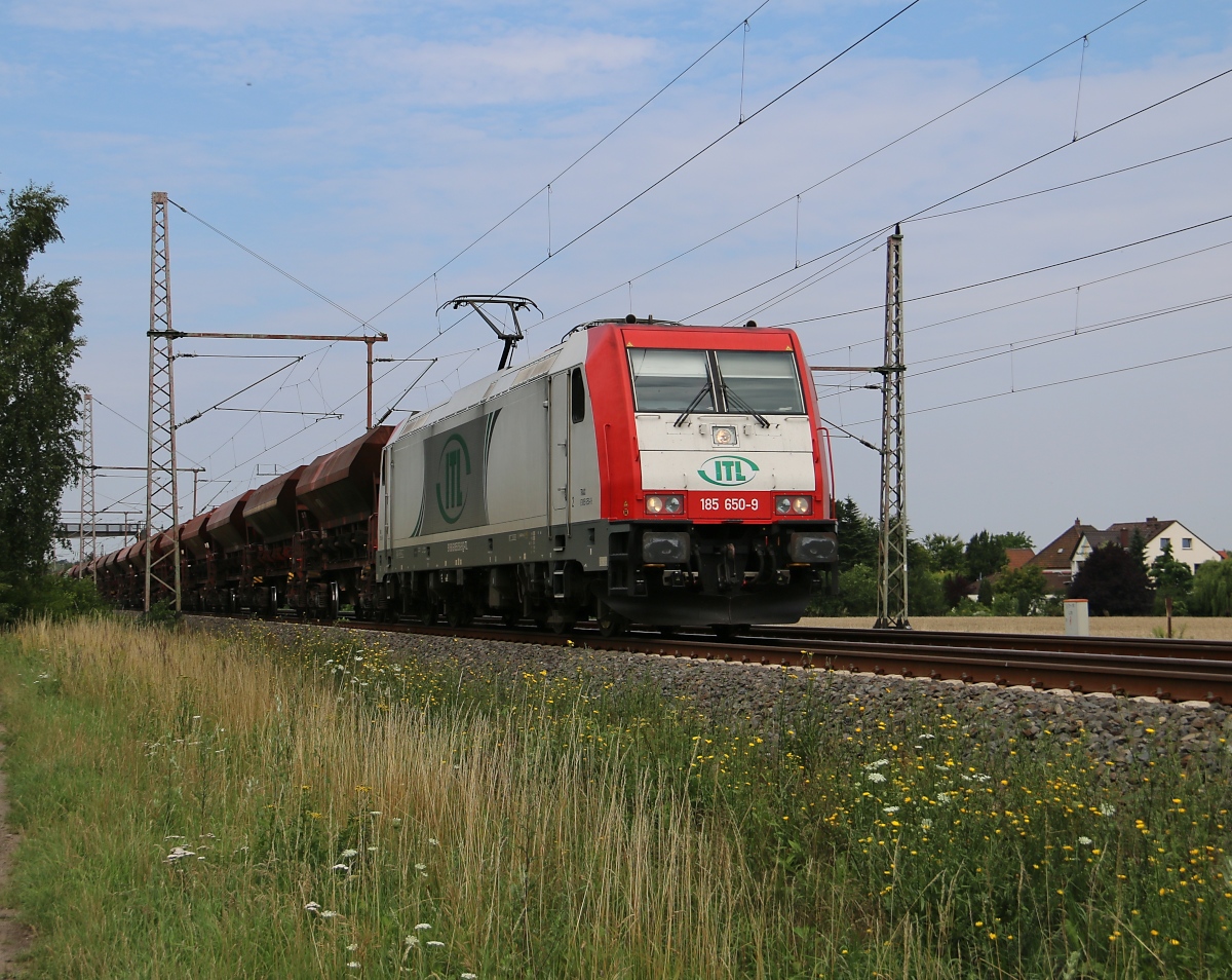 185 650-9 der ITL mit Selbstentladewagen-Ganzzug in Fahrtrichtung Seelze. Aufgenommen am 24.07.2015 in Dedensen-Gümmer.