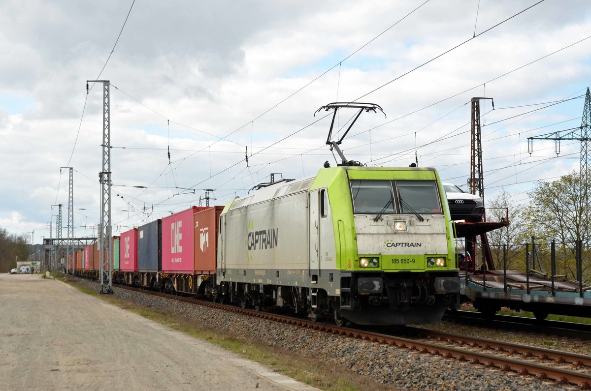 185 650 der Captrain musste am 13.04.21 mit ihrem Containerzug den Bahnof Saarmund über das Bahnsteiggleis Richtung Schönefeld passieren da das Hauptgleis durch 189 022 mit ihrem Güterzug belegt war.