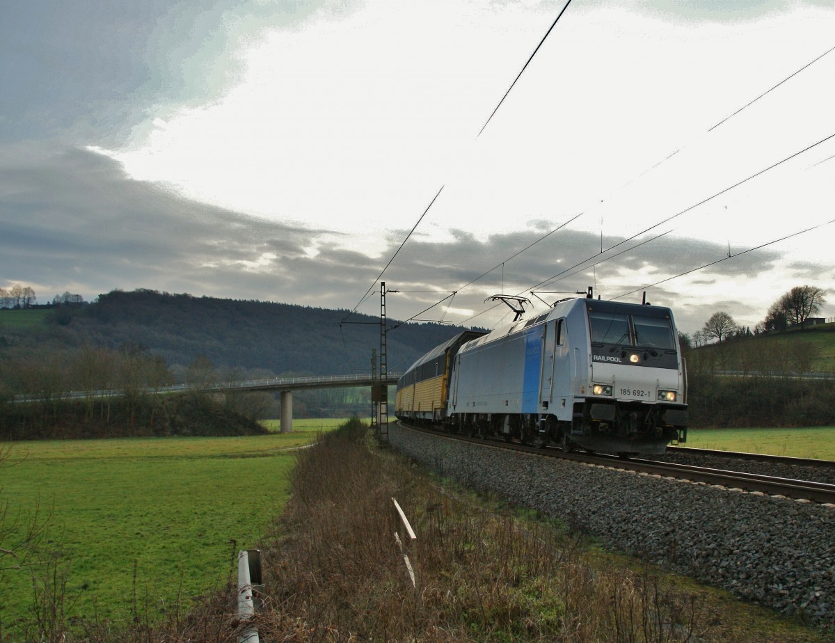185 652-1 mit einen Autozug am 18.12.13 bei Hermannspiegel.