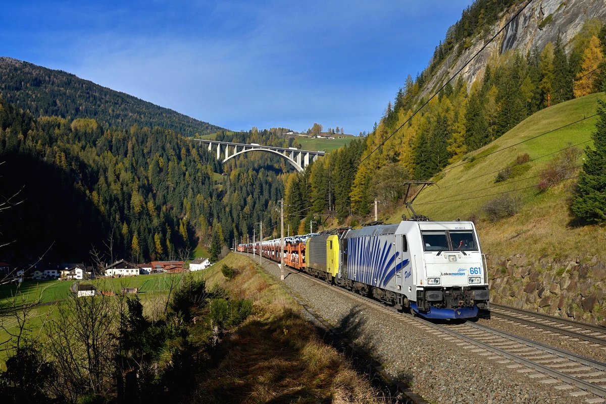 185 661 + 189 205 mit GAG 48861 am 28.10.2017 bei St. Jodok am Brenner.