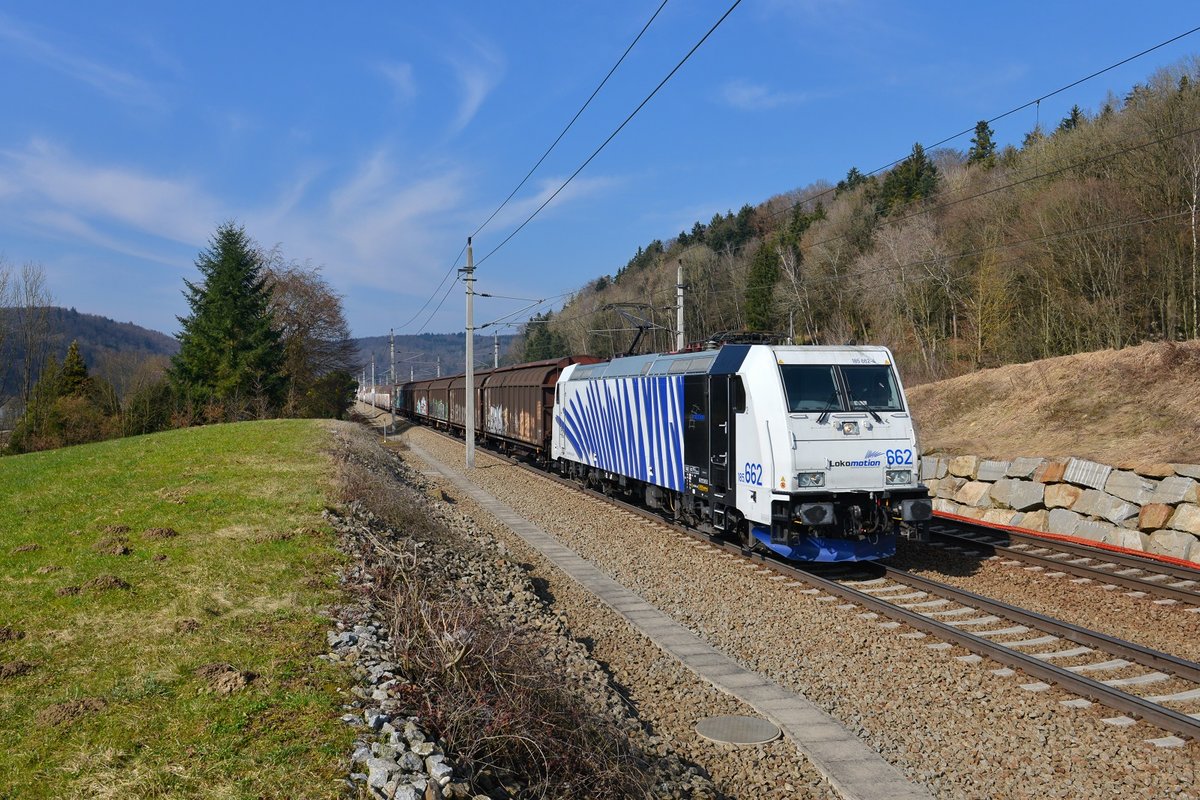 185 662 mit einem Güterzug am 13.03.2017 bei Wernstein am Inn.