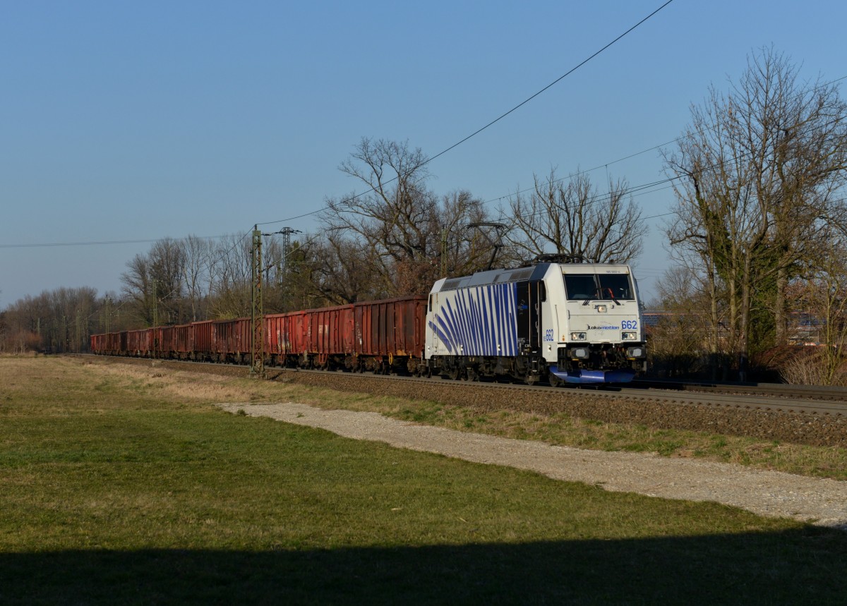 185 662 mit einem Schrottzug am 11.03.2014 bei Happing.