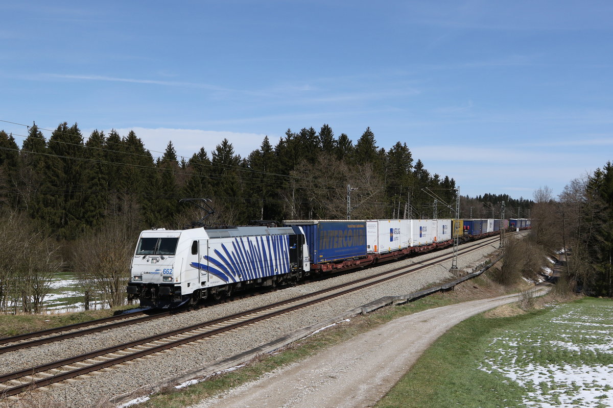 185 662 war am 9. April 2021 mit dem  Intercombi  bei Grabenstätt im Chiemgau auf dem Weg nach München.