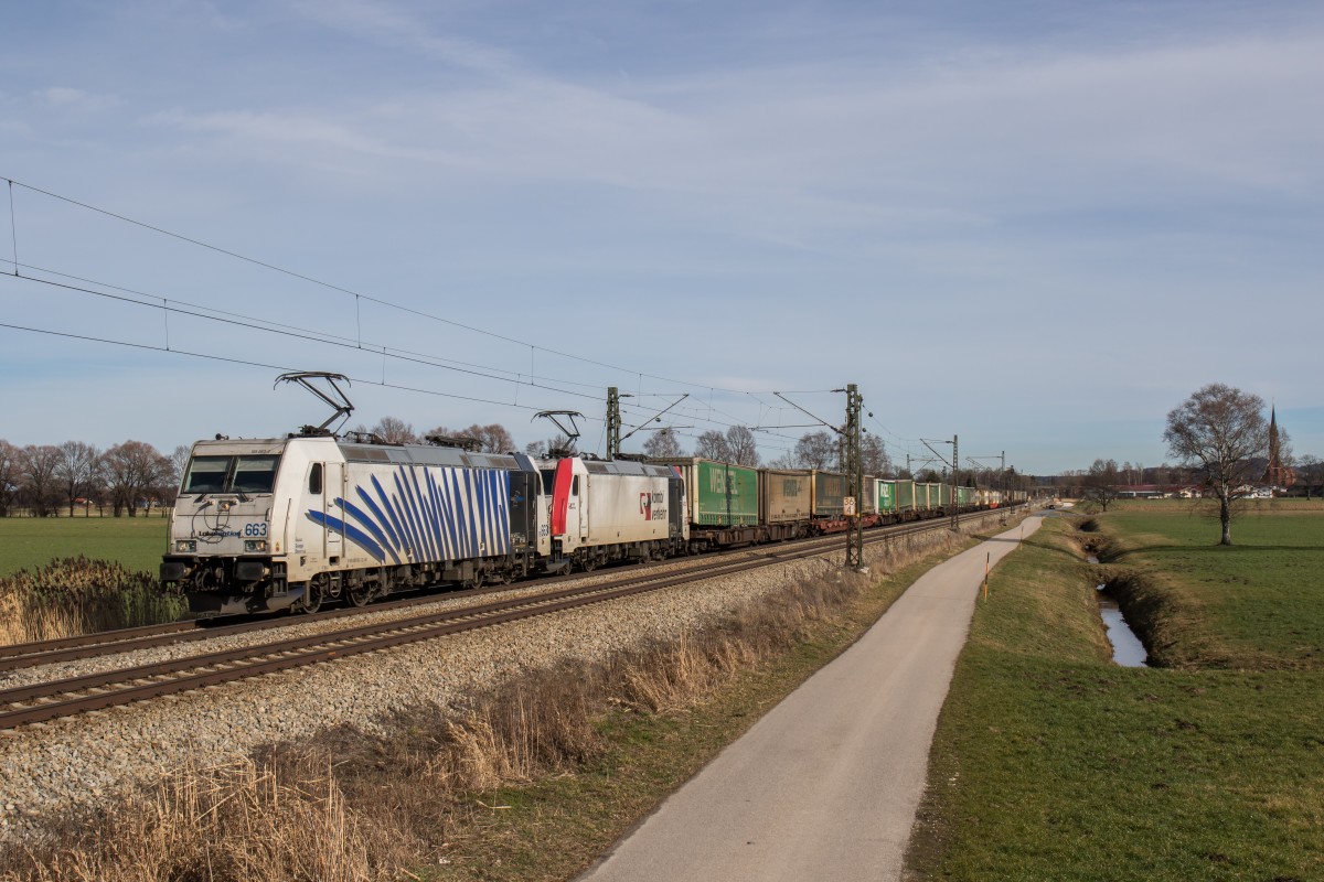 185 663 und 185 665 von Lokomotion mit dem 42862 am 6. Februar 2016 bei Übersee.