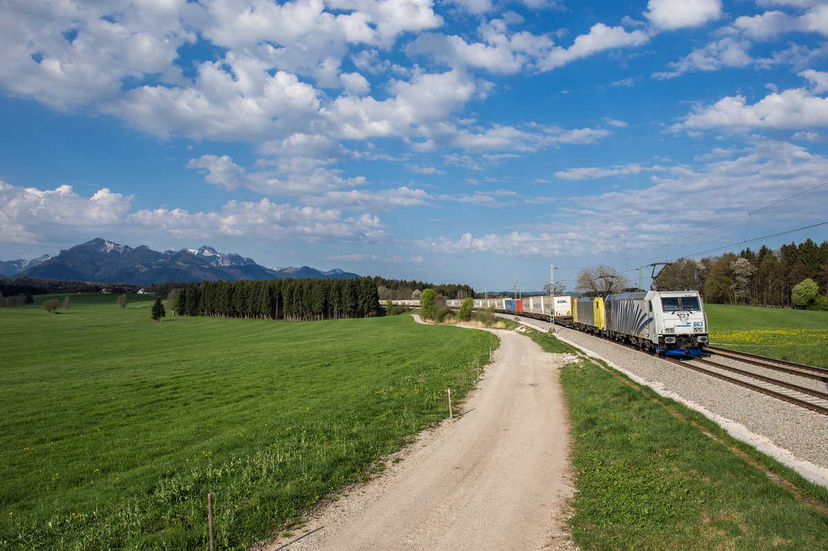 185 663 und 189 926 fuhren am 10. April 2017 mit einem EKOL bei Grabenstätt in Richtung Salzburg.